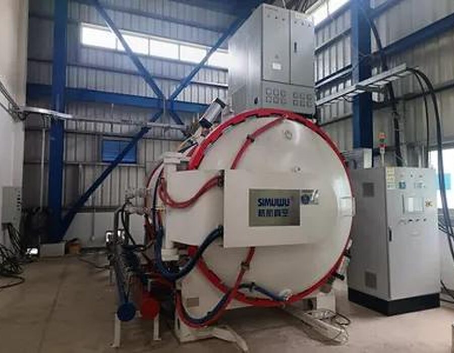Vacuum heat treatment furnace for knife blades