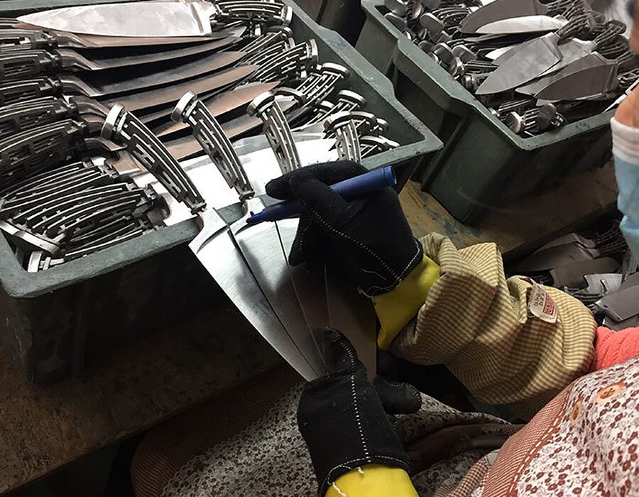 Quality inspection of finished kitchen knives